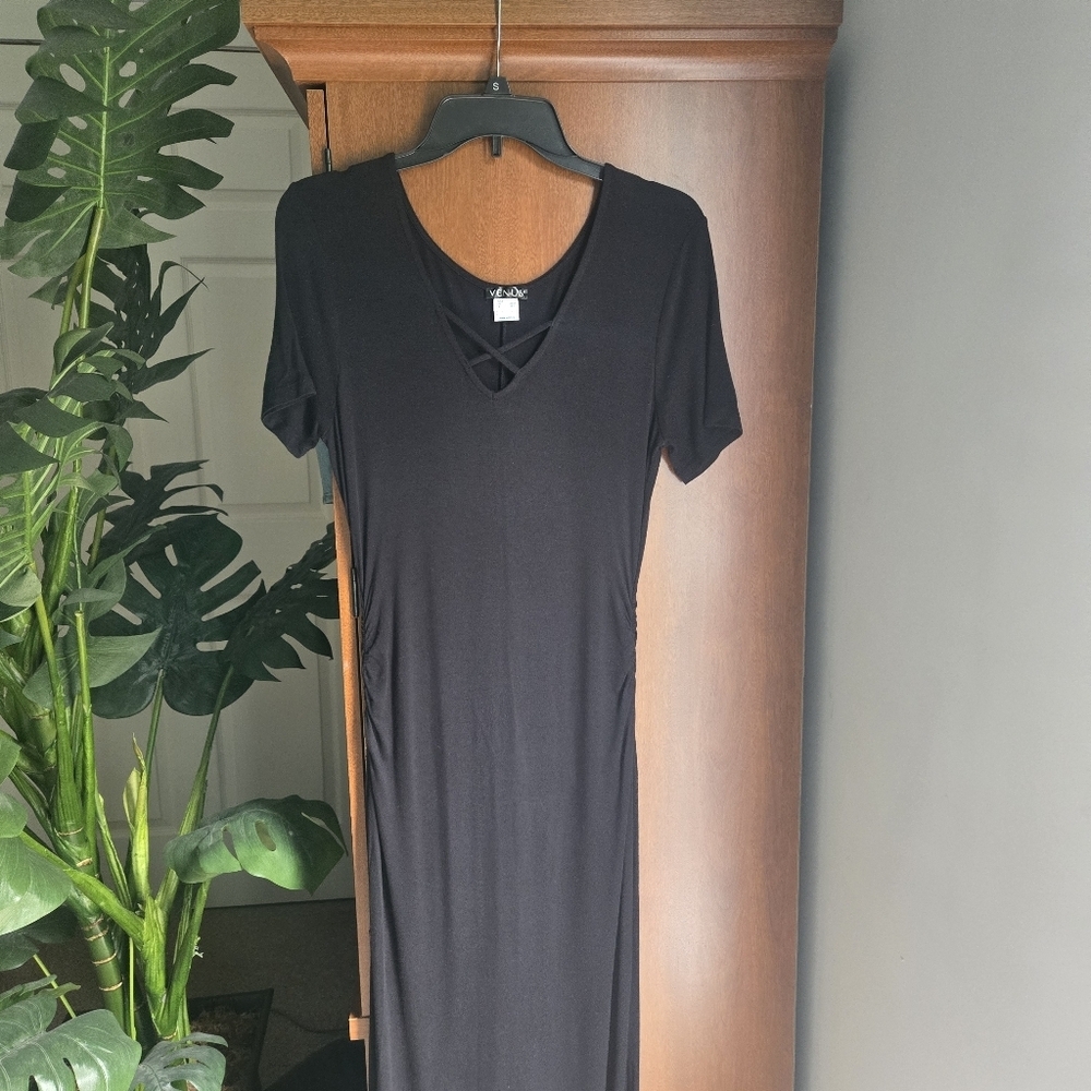 VENUS Black Maxi Dress with V-neck and Short Sleeves